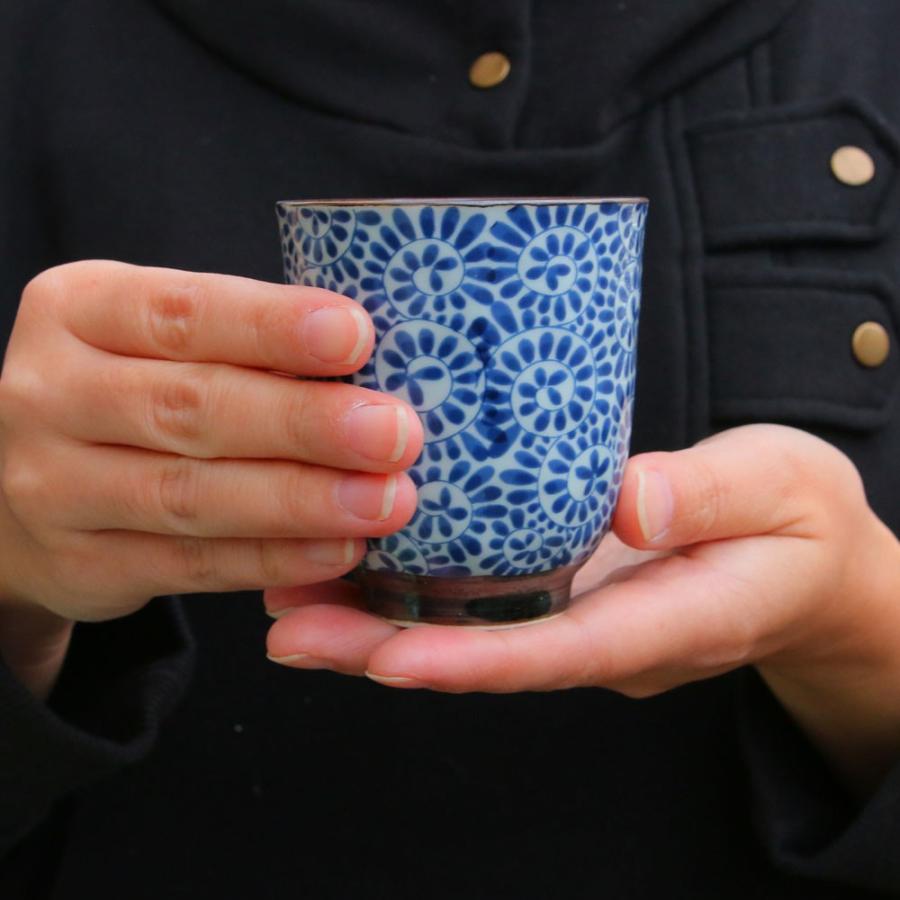 水差しと湯呑み 湯呑（湯飲み茶碗） 有田焼 唐草地紋湯呑（青・大） 夫婦湯呑