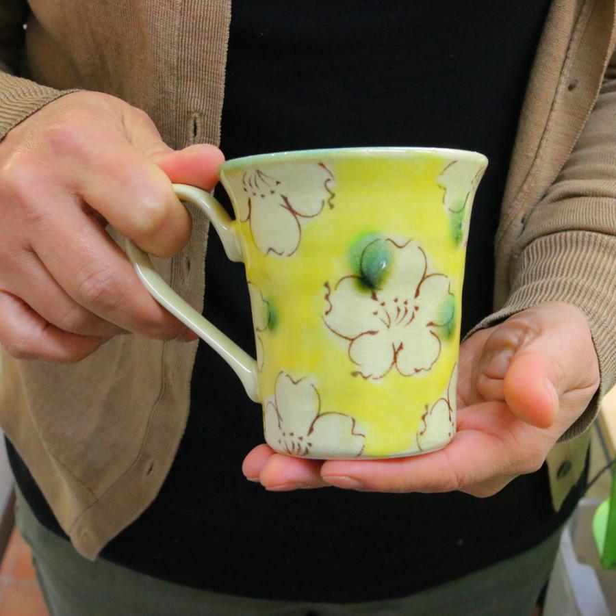 週末限定タイムセール》 マグカップ 美濃焼 黄濃山茶花マグ 色違いペアあり 花柄 土物 陶器 三階菱 和食器