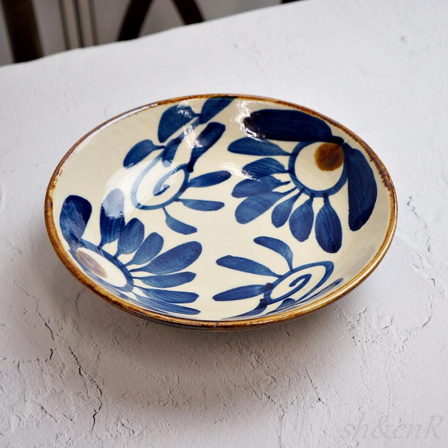 やちむん 食器 皿 6.5寸皿 菊紋唐草 ブルー 中城窯 おしゃれ 琉球焼