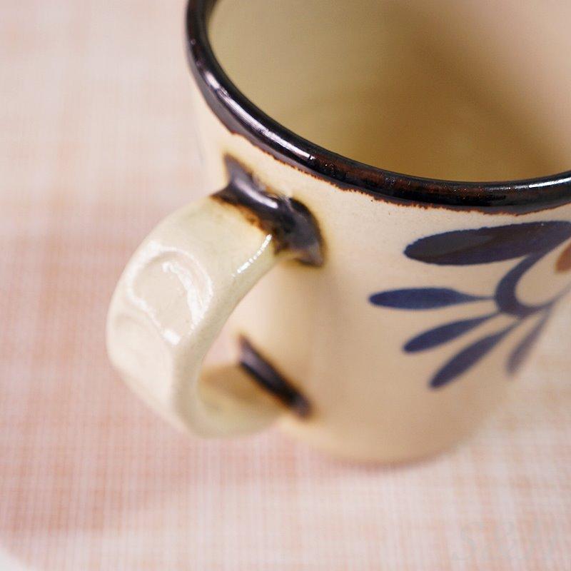 やちむん マグカップ マグ 菊紋唐草ブルー 中城窯 皿 器 食器 やちむん マグカップ マグ 菊紋唐草ブルー 中城窯 皿 器 食器