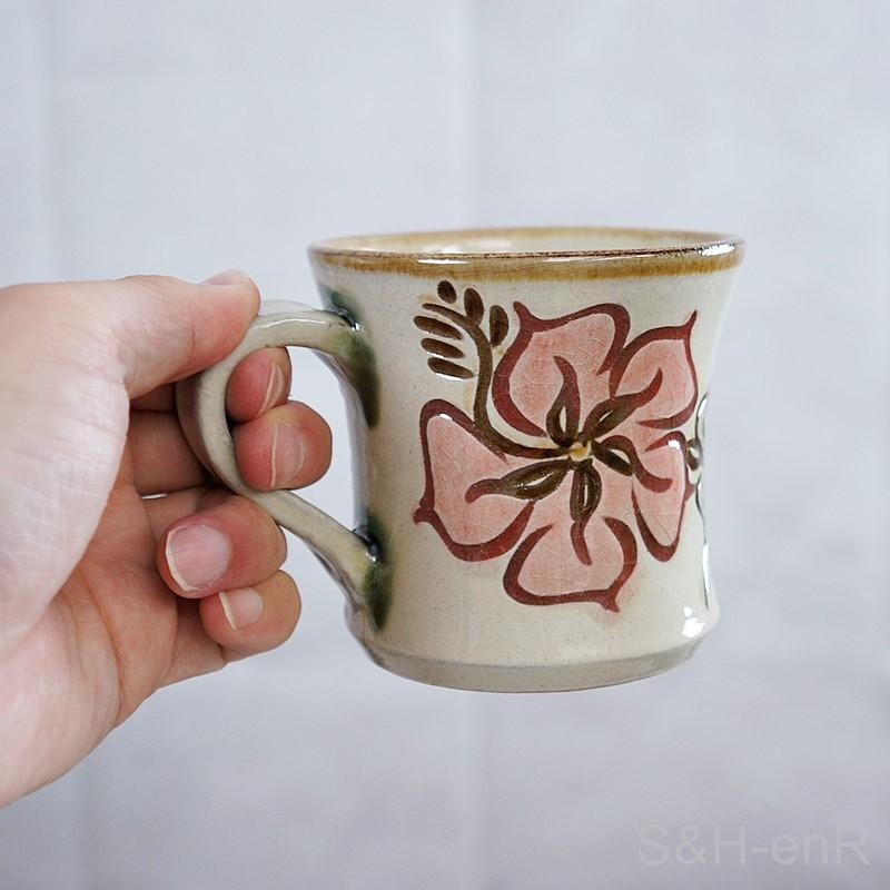 マグカップ おしゃれ やちむん 沖縄陶器 マグ ハイビスカス 線彫り 赤
