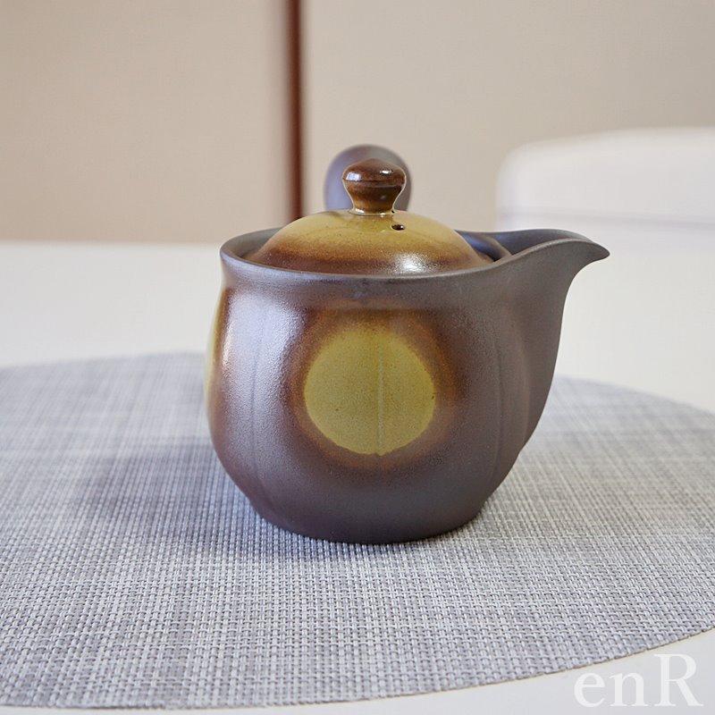 茶色の陶器製ティーポット 蓋付き萬古焼 茶色の陶器製ティーポット 蓋