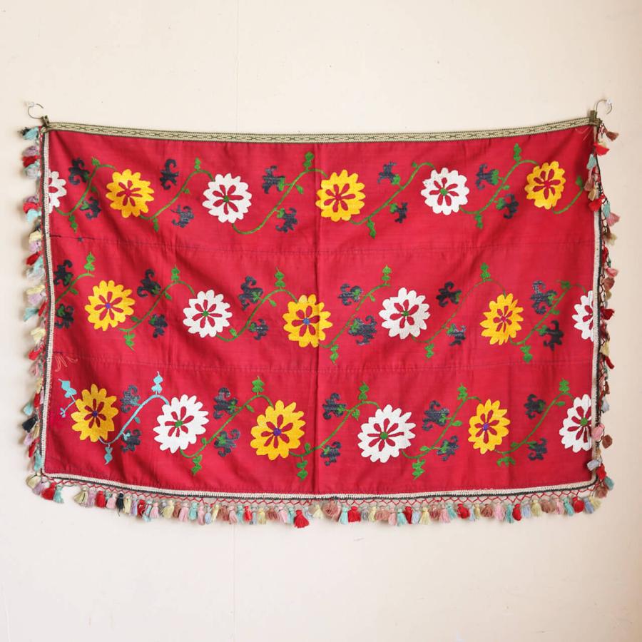 1点もの】スザニ刺繍 クロス レッド フラワー タッセル付 【約92×63cm