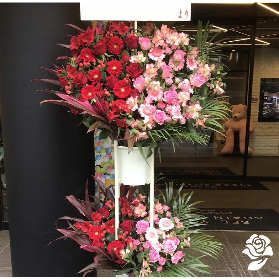 【選べるバイカラー】フラワーコンシェルジュ厳選花屋のハーフ＆ハーフスタンド花2段　30000円 名入れ名札無料 ６色から 東京大阪名古屋はじめ全国即日配達(16830円)