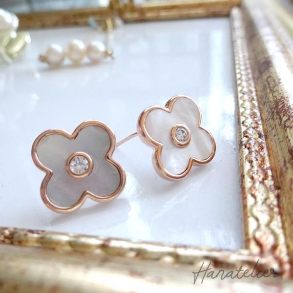 ピアス 天然シェルの中央キュービックジルコニアinクローバーピアス