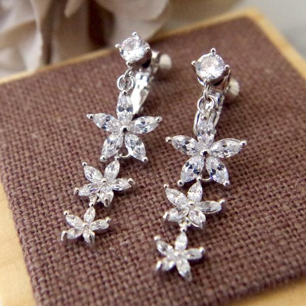 ピアス イヤリング 3連キュービックジルコニアフラワーのロングピアス