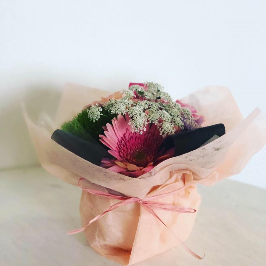 花と雑貨と 手のひら サイズ の お得な 生花 フラワーアレンジメント