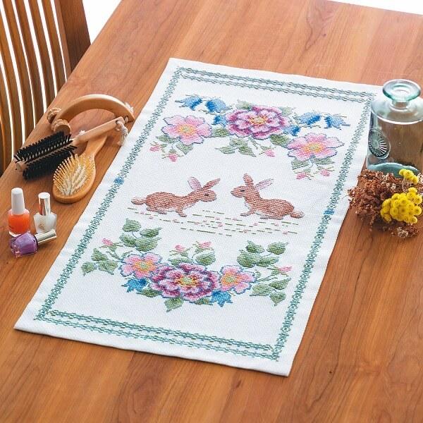 クロスステッチ キット 花咲く庭の小さな物語 テーブルセンター ブルー