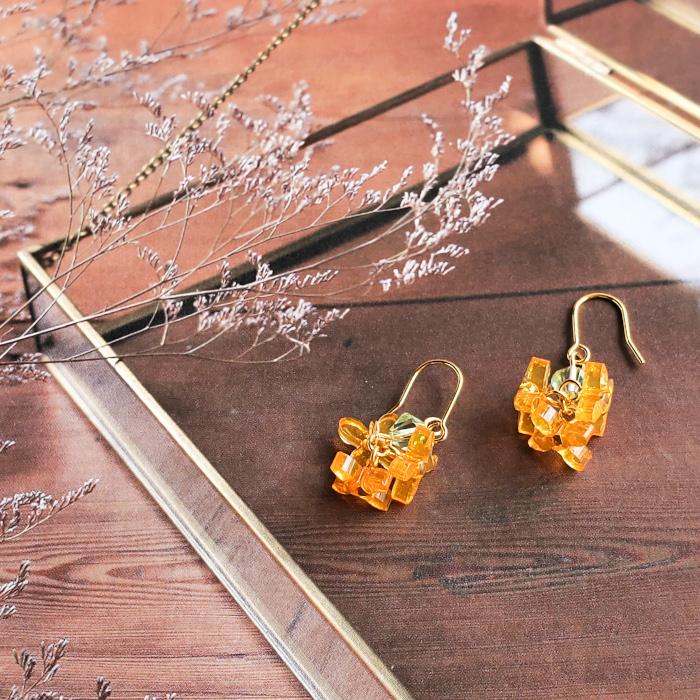 ピアス イヤリング 金木犀 きんもくせい ガラス 秋 秋の花 レジン 樹脂 