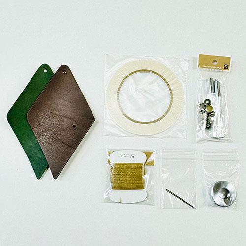 レザークラフトキット　三角コインケース　チョコ・グリーン ハンズ |  | 01