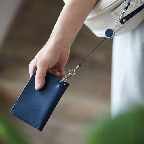 レイメイ藤井　グロワール（GLOIRE）　2つ折りパスケース　GLP1166B　ブラック ハンズ |  | 03