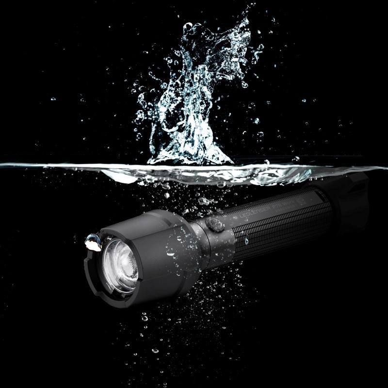まい✩　レッドレンザーP7R 強力ライト　充電式1000ルーメンおまけ付き Amazon.co.jp: Ledlenser、P7R充電式懐中電灯、ハイパワーLED