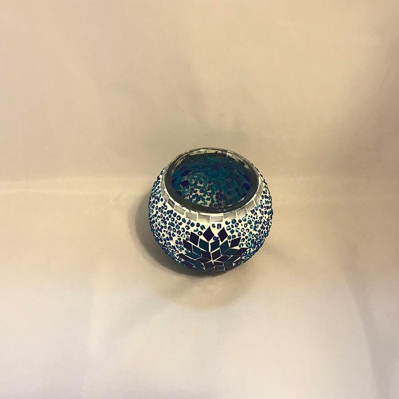 古木に溶けたガラスを流し込んで作られるリサイクルガラスのティー