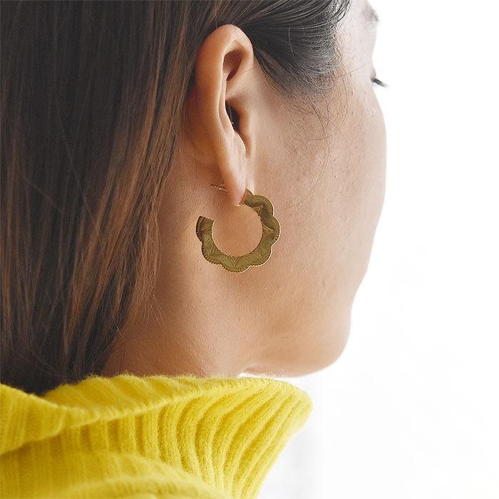 chibi jewels チビジュエルズ ネイティブ ライン デザイン 花 フラワー プレート フープ ピアス 14金仕上げ Native Flower Hoop Earrings Gold Plated_2