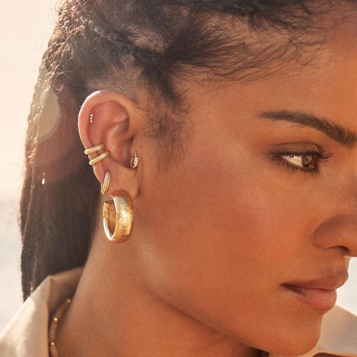 Jackie Mack ジャッキー マック ライン 幅広 小ぶり 小さめ 14mm フープ ピアス ゴールド 18金コーティング仕上げ Spring Huggie Earrings Gold_4