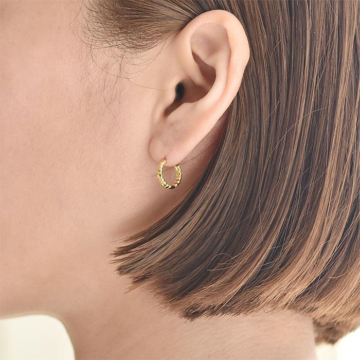 Jackie Mack ジャッキー マック 小ぶり 小さめ フープ ピアス 幅広 ゴールド 18金コーティング仕上げ APOLLO HUGGIES EARRINGS Gold_3