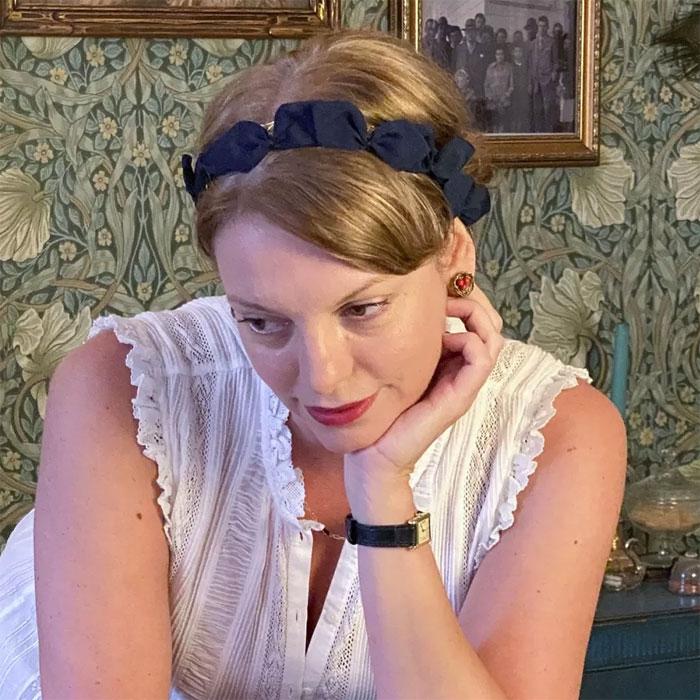 ≪Jennifer Ouellette≫ ジェニファーオーレット ブラック 黒 小ぶり リボン カチューシャ ヘアバンド ヘッドドレス Grosgrain Gabriela Headband (Black)の画像