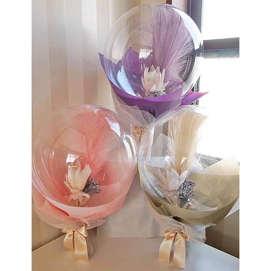 透明バルーンの中に 花束が入った おしゃれな花束ブーケ 羽 フェザー