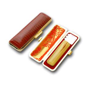 送料無料 印鑑 はんこ 銀行印 牛角 淡色（芯持） 13.5mm トカゲ皮ケース(金枠)付き