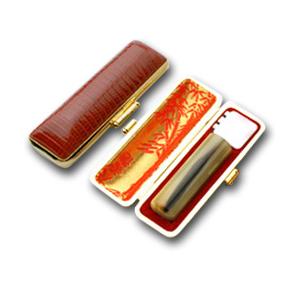送料無料 印鑑 はんこ 銀行印 牛角 濃色（芯持） 15.0mm トカゲ皮ケース(金枠)付き