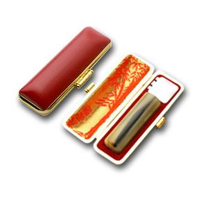 送料無料 印鑑 はんこ 実印 牛角 濃色（芯持） 15.0mm 印鑑ケース(赤-金枠)付き