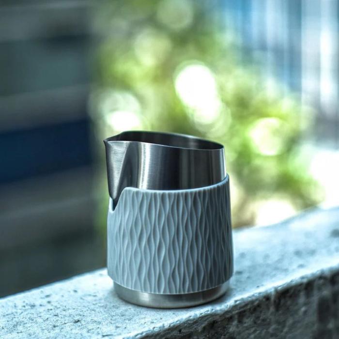 WPM シャープスパウト ハンドルフリー ミルクピッチャー 450ml スリーブ別売 | ブランド登録なし | 01