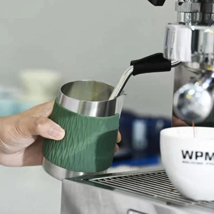 WPM ハンドルフリー ミルクピッチャー 450ml用  MCスリーブ グレー/グリーン ピッチャー別売 | ブランド登録なし | 04