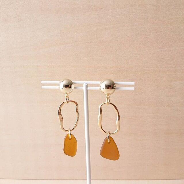 ブラウン シーグラス ゴールドピアス プレゼント ギフト : ハッピー