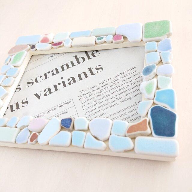 青い花柄の陶器製フォトフレーム フォトフレーム タイル 写真立て フォトスタンド : ハッピーグッツ