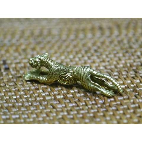 タイのお守り 真鍮製の小さな置物 飛び掛かるトラ : HAPPYHOUR - 通販