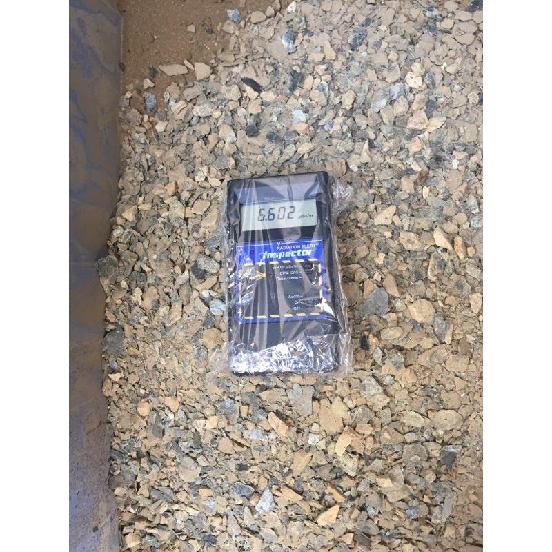 ラジウム鉱石のかけら200g ユークセン石 4μSv/h ラドンガスも