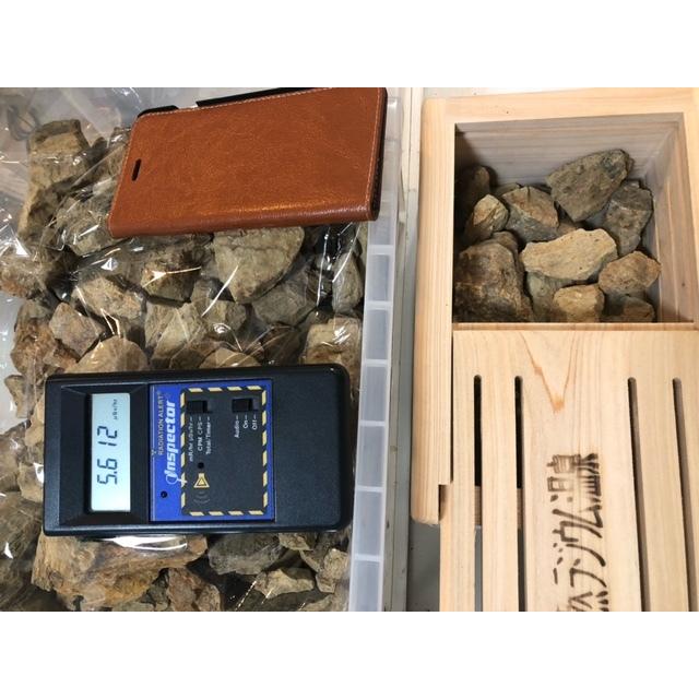 SALE／79%OFF】 ユークセン石 ラジウム温泉器 大型檜箱入り 約3Kg 線量 ...
