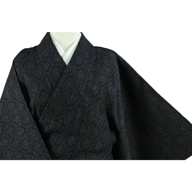 結城紬 着物 袷 80亀甲 矢羽 濃黒紺色 裄66.5 Ｍ 新古品 sn1671 結城紬 着物 袷 80亀甲 矢羽 濃黒紺色 裄66.5 M 新古品 sn1671