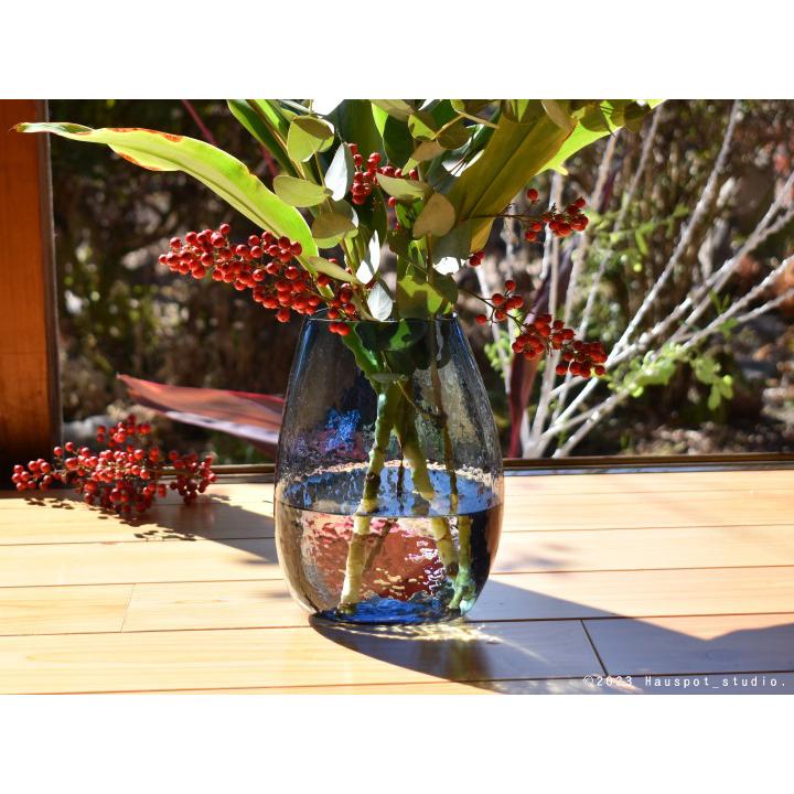 ウランガラス花瓶 (青＆透明のストライプ模様) ウランガラス花瓶 (青＆透明のストライプ模様)