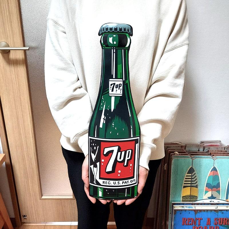 アメリカン レトロ ブリキ看板 7UP BOTTLE エンボスメタルサイン アメリカン レトロ ブリキ看板 7UP BOTTLE エンボスメタルサイン