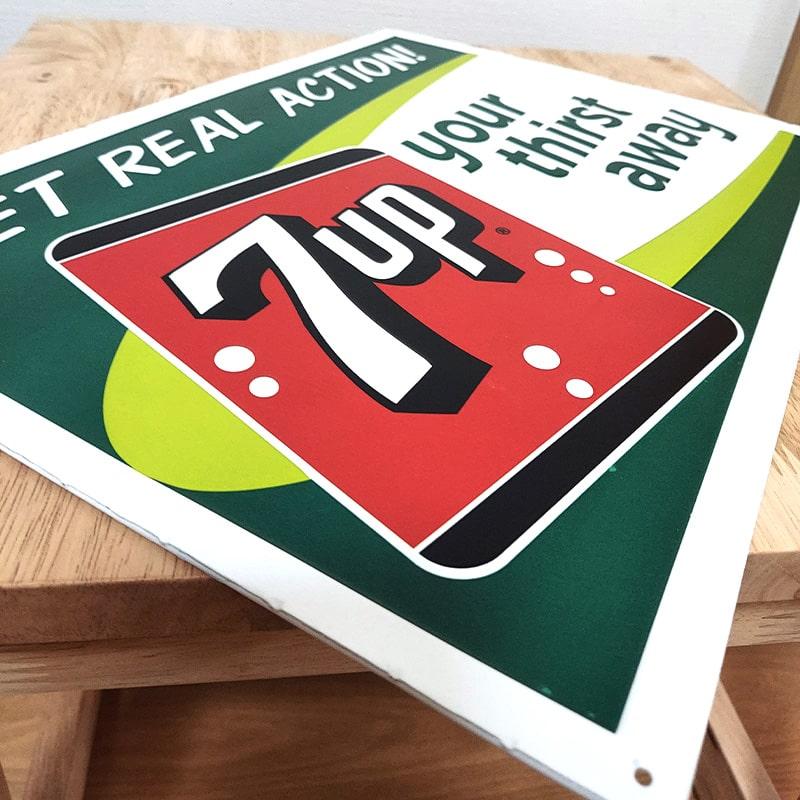 アメリカン レトロ ブリキ看板 エンボスメタルサイン 7UP GET REAL