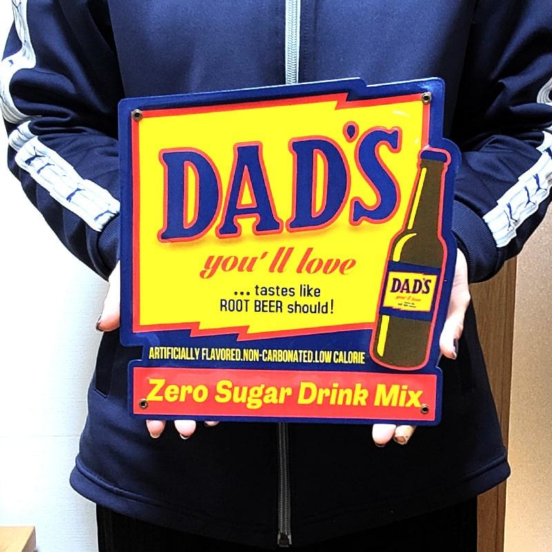 アメリカン レトロ ブリキ看板 DAD'S ミニエンボスメタルサイン