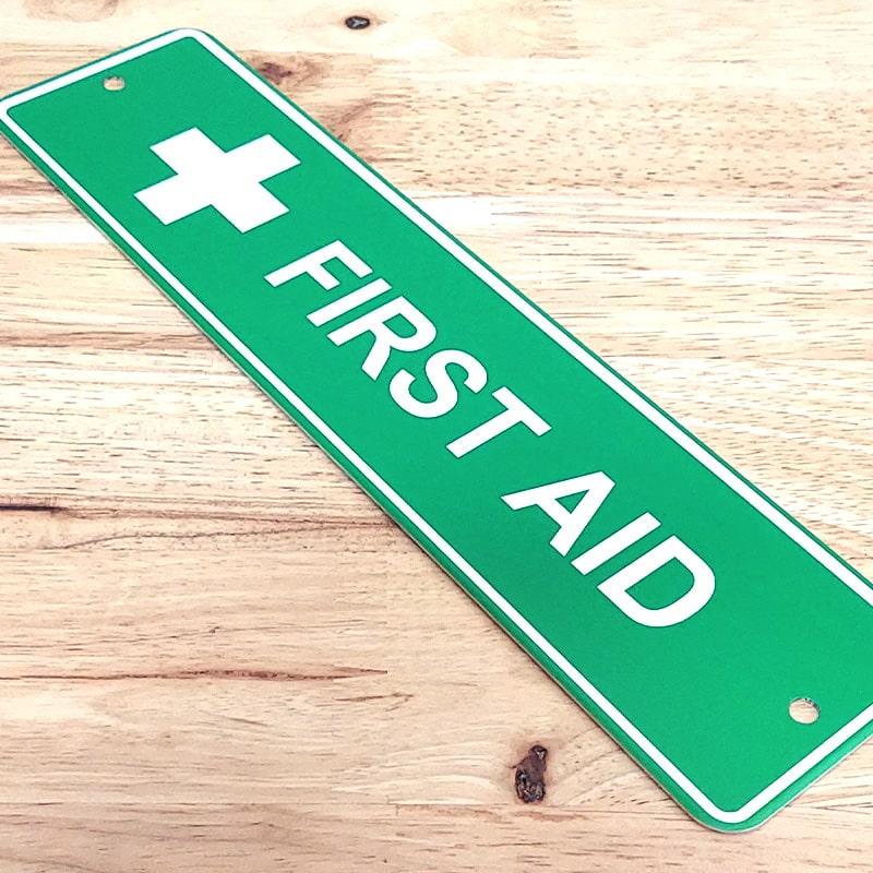 アメリカン レトロ 看板 FIRST AID メッセージプレート 応急処置 