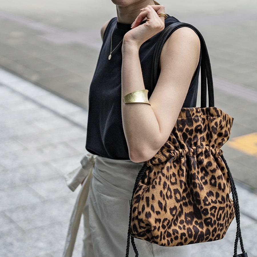 【美品】GANNI　ガニー　 巾着　バッグ　レオパード　ヒョウ柄　肩がけ 美品】GANNI ガニー 巾着 バッグ レオパード ヒョウ柄 肩がけ