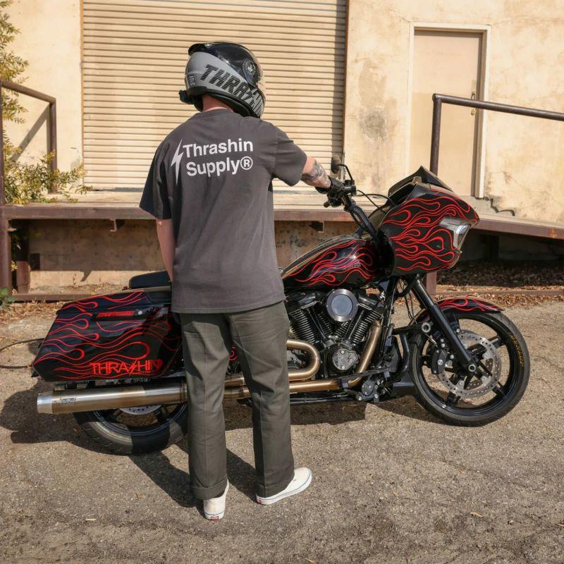 Tシャツ・アパレル Req16 Thrashin Supply プレミアムブランドロゴ Tシャツ ダークグレー