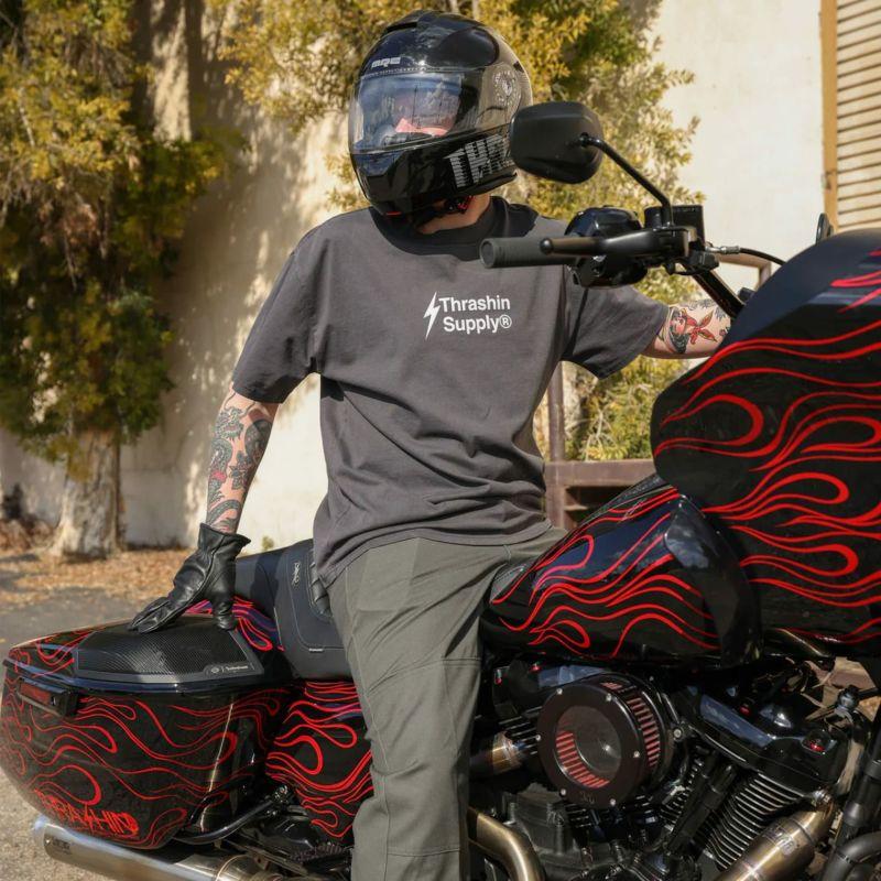 Tシャツ・アパレル Req16 Thrashin Supply プレミアムブランドロゴ Tシャツ ダークグレー