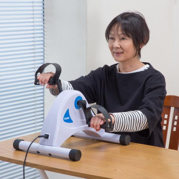 ファミラ 電動ルームサイクル 家庭用 運動不足 解消 下半身 室内 健康 器具 運動アシスト 足腰 衰え 防止 強化 つまずき 転倒防止 有酸素運動_1