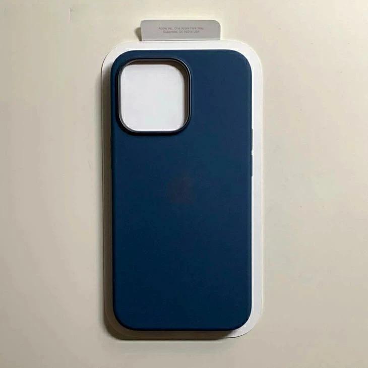 送料無料】MagSafe対応 iPhone 13 Pro シリコンケース・アビスブルー