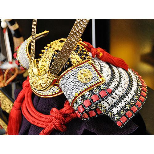 五月人形 兜 コンパクト 平台飾り 兜飾り 伝統工芸甲州印伝本革使用 小桜なめし皮縅兜 金箔屏風平台飾りセット 平安京翠作 平安大新 hm12082 |  | 03