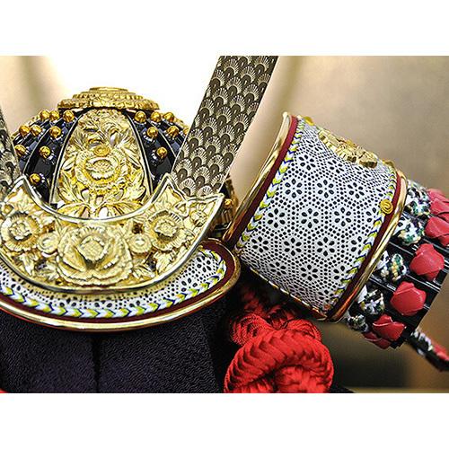 五月人形 兜 コンパクト 平台飾り 兜飾り 伝統工芸甲州印伝本革使用 小桜なめし皮縅兜 金箔屏風平台飾りセット 平安京翠作 平安大新 hm12082 |  | 05