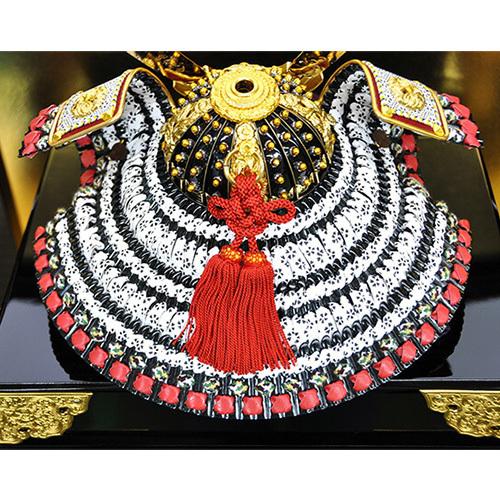 五月人形 兜 コンパクト 平台飾り 兜飾り 伝統工芸甲州印伝本革使用 小桜なめし皮縅兜 金箔屏風平台飾りセット 平安京翠作 平安大新 hm12082 |  | 07