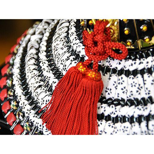 五月人形 兜 コンパクト 平台飾り 兜飾り 伝統工芸甲州印伝本革使用 小桜なめし皮縅兜 金箔屏風平台飾りセット 平安京翠作 平安大新 hm12082 |  | 09