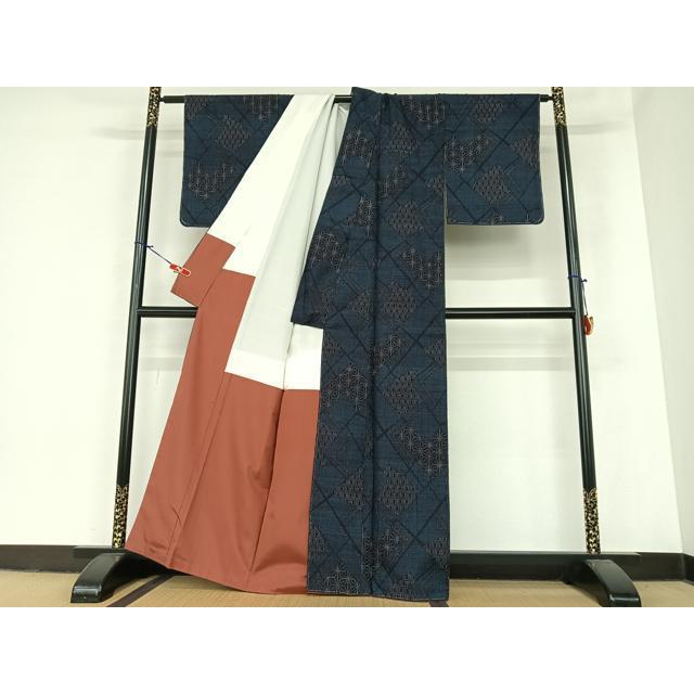 平和屋着物○本場結城紬 重要無形文化財 100亀甲 麻の葉文様 正絹 逸品 
