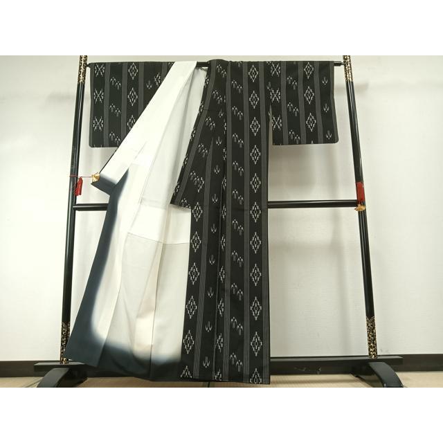 平和屋着物○上質な紬 琉球絣 黒地 正絹 逸品 AABE5428fy 平和屋着物