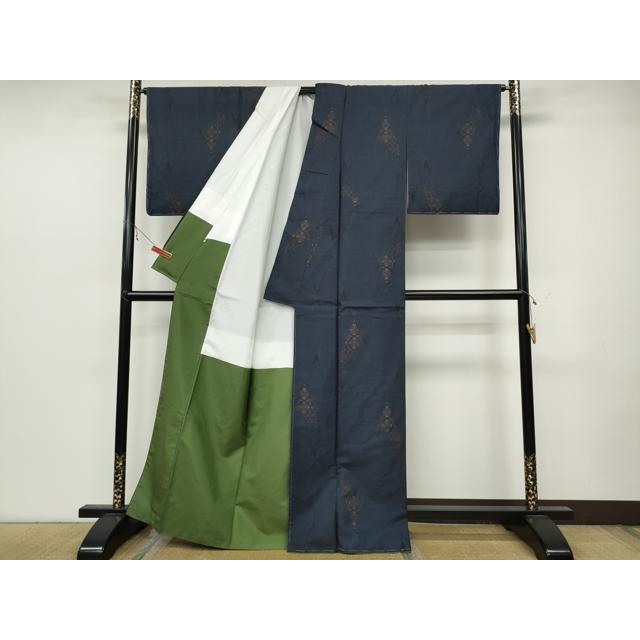 平和屋着物●本場大島紬　泥染め　カタス9マルキ　霞横段間道　ますいわ屋扱い　正絹　逸品　AABF9139cs 平和屋着物○本場大島紬 9マルキ 泥染め 菱花文 久野織物謹製 証紙付き